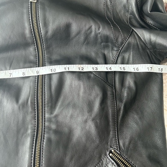 Danier Black LeatherJacket with Fitted Silhouette - Picture 11 of 12